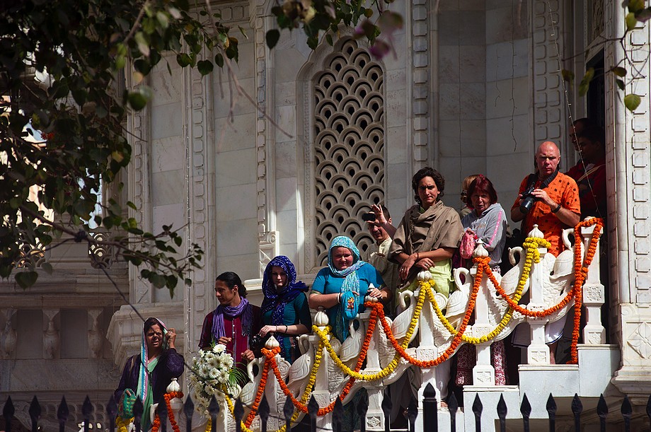 Bezpieczne schronienie w ISKCON (International Society for Krishna Consiousness) Temple (Holi Hai! (Vrindavan))